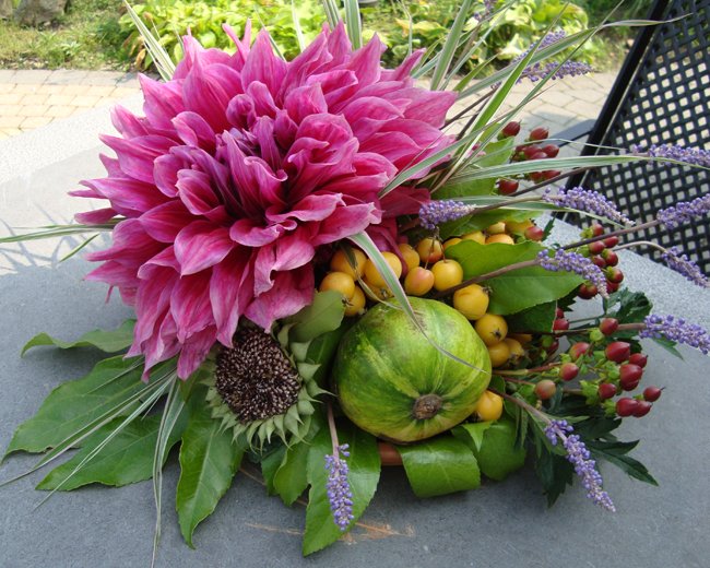 Bloemstuk met dahlia, sierappeltjes en sierpompoentje
Bloemschikken -