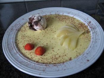 Gepocheerde peer met witte chocoladecrème en ijs 2