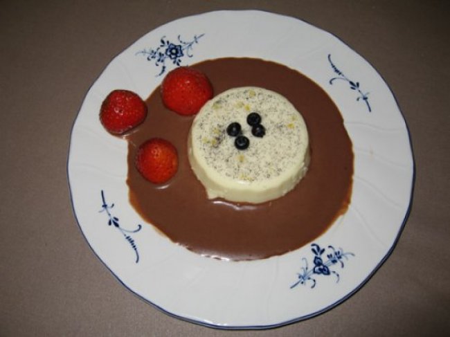 Panna cotta met chocoladesaus en aardbeien 1