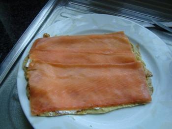 Aperitiefhapje: pannenkoekrolletjes met kruidenkaas en gerookte zalm 3