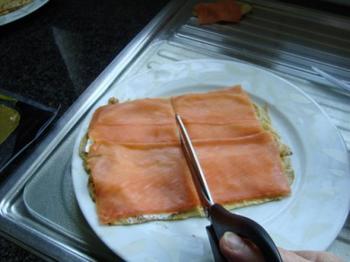 Aperitiefhapje: pannenkoekrolletjes met kruidenkaas en gerookte zalm 4