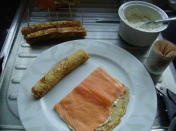 Aperitiefhapje: pannenkoekrolletjes met kruidenkaas en gerookte zalm 5