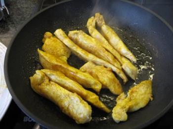 Gemarineerde gevogeltefilets met zuurkool en aardappelpuree onder deegkorst. 2