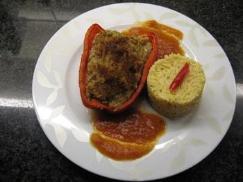 Gevulde paprika met tomatensaus en rijst 8