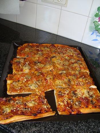 Pizza met gehakt, tomaten en champignons 10