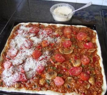 Pizza met gehakt, tomaten en champignons 5