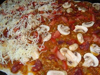 Pizza met gehakt, tomaten en champignons 7