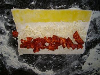 Hapje van schilferdeeg met kaas en chorizo 2