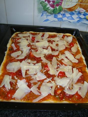 Pizza met chorizo en parmezaan 4