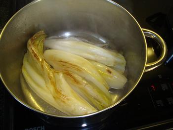 Everzwijnsteak met zuur-zoete saus, witloof en gevulde aardappel 2