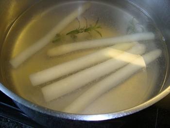 Koude asperges met aspergecrme en gerookte zalm of gravad lachs 4