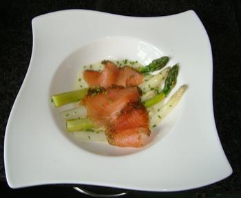 Koude asperges met aspergecrme en gerookte zalm of gravad lachs 9