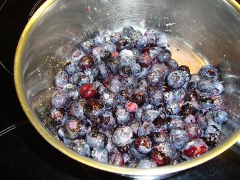 Mascarponemousse met witte chocolade en blauwe bessen of bosvruchten 2