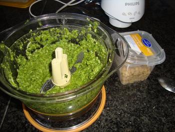 Mini croissants met pesto en noten 4