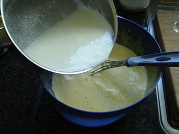 Pasteibakker of banketbakkersroom met fruit en schuim 3