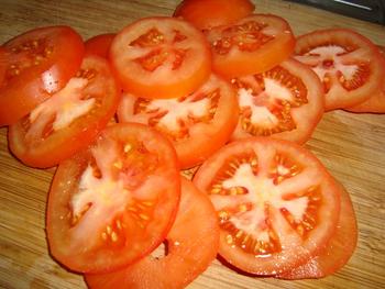 Spek met gebakken tomaten als ontbijt of broodmaaltijd 3