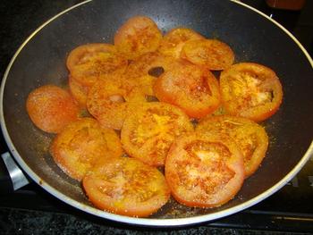 Spek met gebakken tomaten als ontbijt of broodmaaltijd 5
