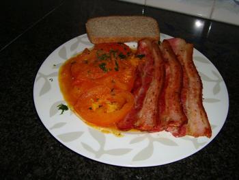 Spek met gebakken tomaten als ontbijt of broodmaaltijd 7