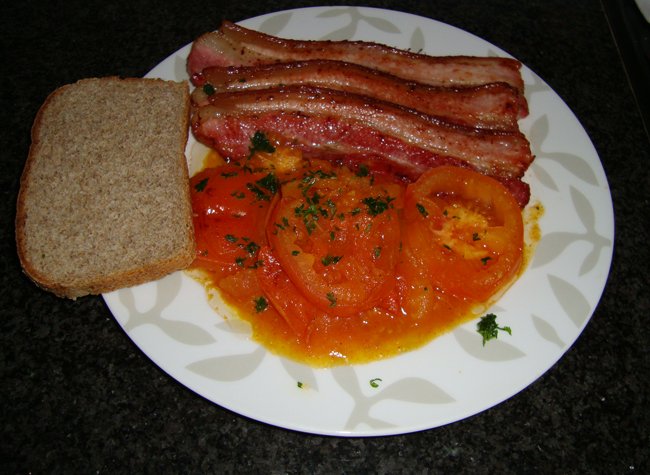 Spek met gebakken tomaten als ontbijt of broodmaaltijd 1