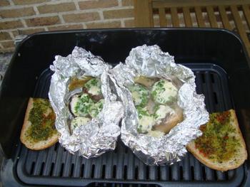 Champignons gevuld met kruidenkaas op de barbecue 4