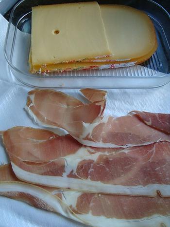Hapje van bladerdeeg met ham, kaas en pesto 2