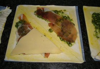 Hapje van bladerdeeg met ham, kaas en pesto 5