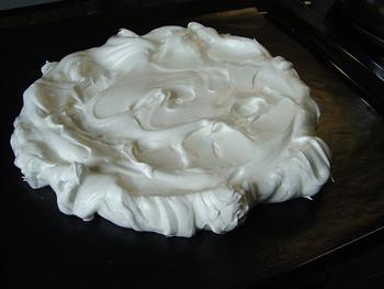 Pavlova met aardbeien en druiven 5