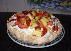 Pavlova met aardbeien en druiven 6