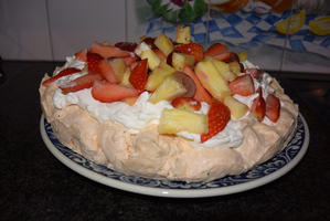 Pavlova met aardbeien en druiven 7