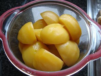 Pêche Melba of gepocheerde perziken met frambozensaus en vanille ijs 10