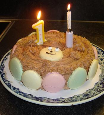 Verjaardagstaart met mascarponemousse en macarons 10