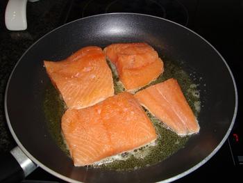 Zalmfilet gebakken op velkant met asperges en kruidenbotersaus 2