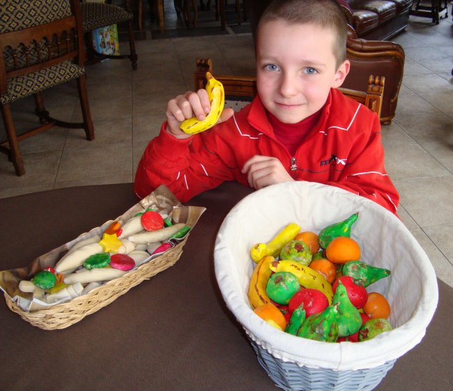 Derde Aannemer Anemoon vis Figuurtjes van zoutdeeg bakken met de kinderen: groenten en fruit ,  bloemschikken , knutselen • Gette