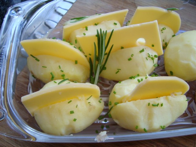 Met kaas gevulde aardappelen in de oven of op de barbecue 1