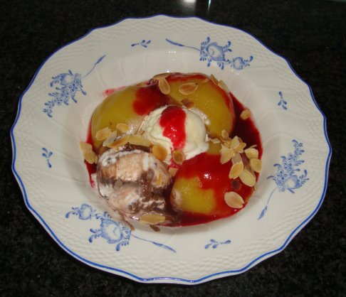 Pêche Melba of gepocheerde perziken met frambozensaus en vanille ijs 1