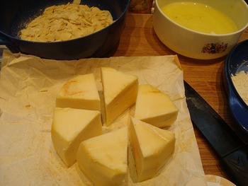 Met amandelschilfers gepaneerde kaas en gebakken peer 3