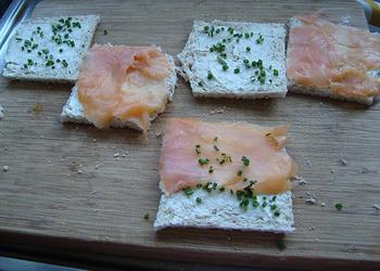 Mini broodjes met smeerkaas, gerookte zalm en bieslook 2