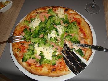 Pizza met gerookte zalm en broccoli 2