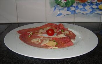 Rundcarpaccio met kaaskrullen en vinaigrette 2