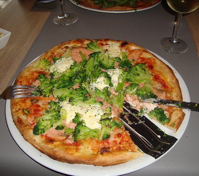 Pizza met gerookte zalm en broccoli 1