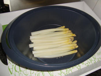 Asperges gaar stomen in de varoma van de thermomix 2