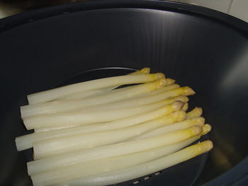 Asperges gaar stomen in de varoma van de thermomix 3