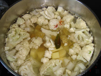 Bloemkoolsoep met saffraan en peterseliecoulis 2