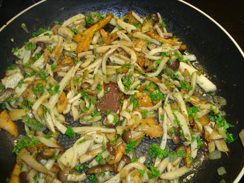 Gepaneerde kalkoenfilet met broccolipuree en gemengde paddenstoelen 3