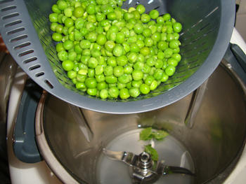 Hartige soezen met erwtenmousse, kruidenkaas of pat in de thermomix 6