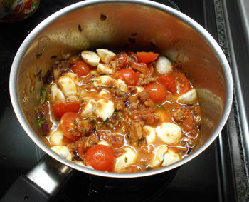 Pasta met mozzarellaparels, rode pesto en kerstomaatjes 5