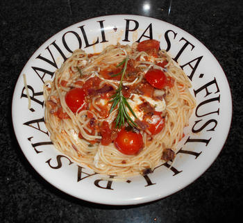 Pasta met mozzarellaparels, rode pesto en kerstomaatjes 6