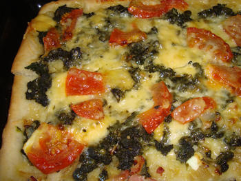 Pizza met spinazie, kaas en tomaten 4