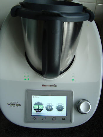 Pompoensoep met groene blaadjes van radijsjes in de thermomix 3