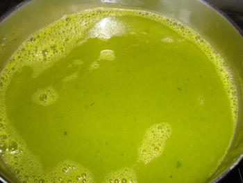 Pompoensoep met groene blaadjes van radijsjes in de thermomix 5